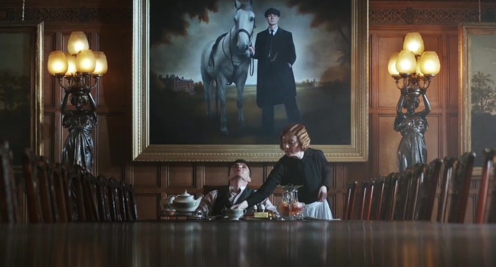 Thomas (Cillian Murphy) se fait servir à table