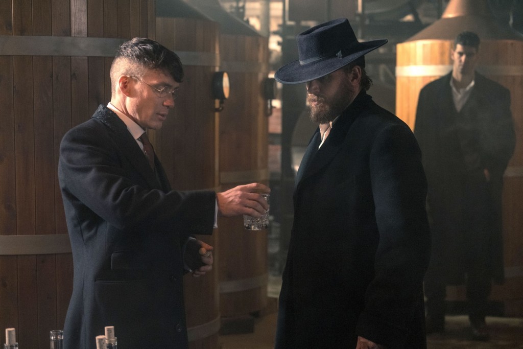 Alfie Solomons (Tom Hardy) va-t-il accepter le verre offert par Thomas (Cillian Murphy) ?