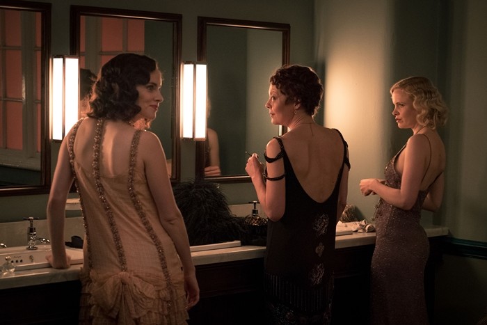 Ada (Sophie Rundle), Polly (Helen McCrory) et Linda (Kate Phillips) se font une beauté
