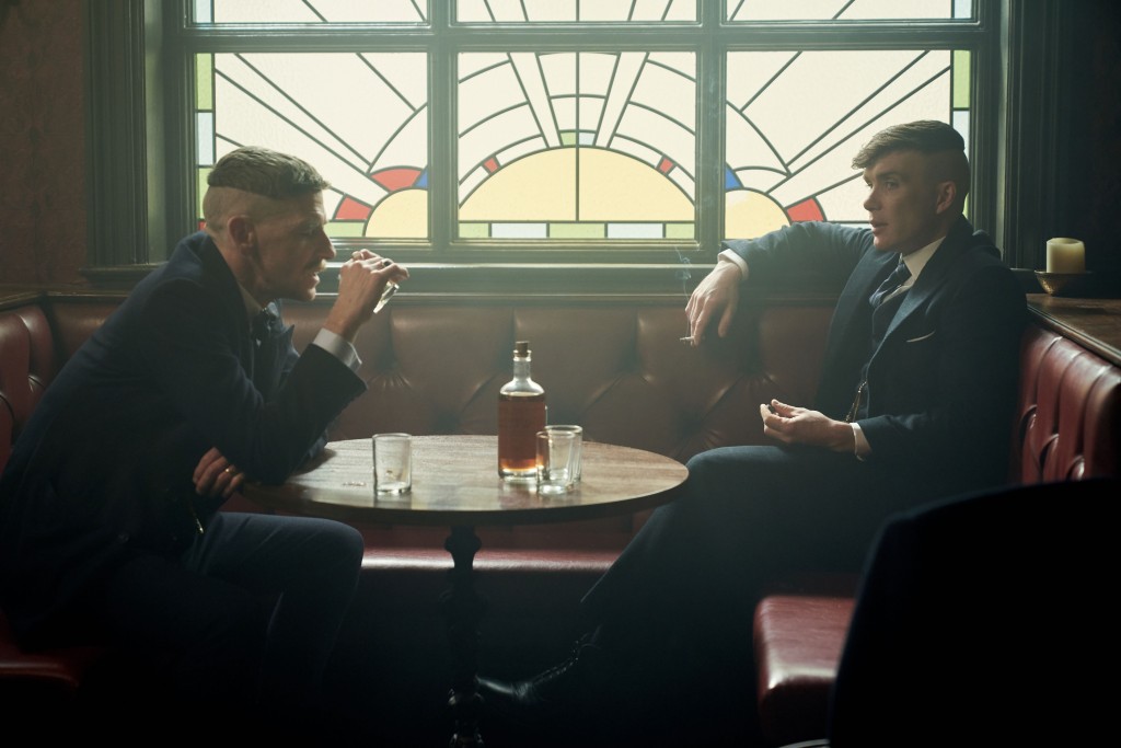 Arthur (Paul Anderson) et Thomas (Cillian Murphy) autour d'un verre