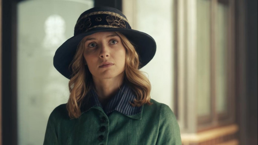 Grace Burgess (Annabelle Wallis)
