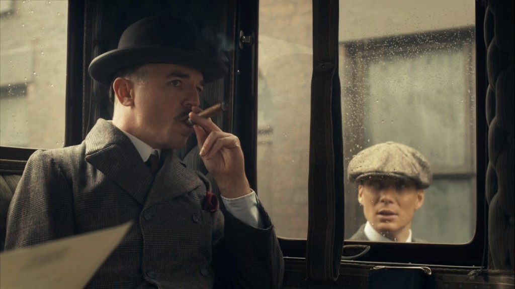 Billy Kimber (Charlie Creed-Miles) écoute Thomas Shelby (Cillian Murphy)