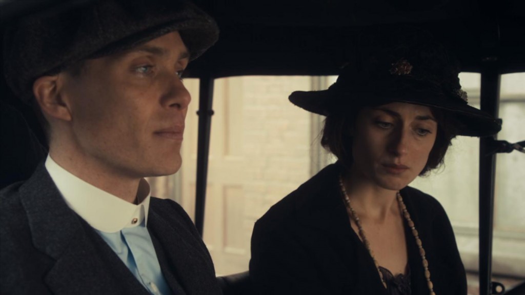 Thomas (Cillian Murphy) et Lizzie Stark (Natasha O'Keefe) dans une voiture
