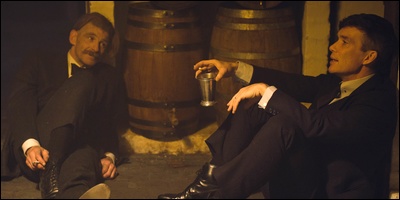 Arthur et Thomas assis dans la cave